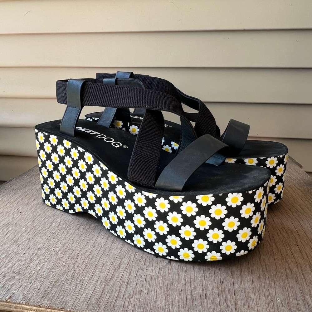 Rocket Dog 90s platform daisy sandal